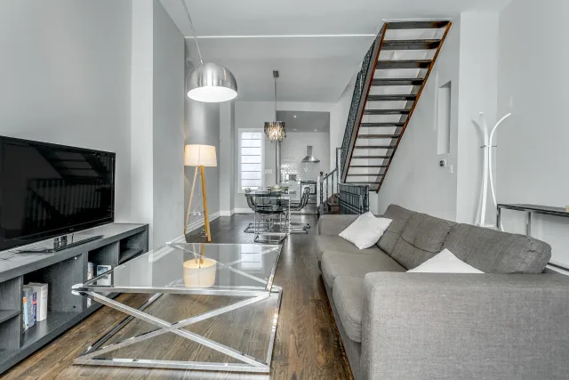 3 Bedroom 1.5 Bathroom Safe Neighbourhood Close To University Health Network And Public Transit (Copy) (Copy)